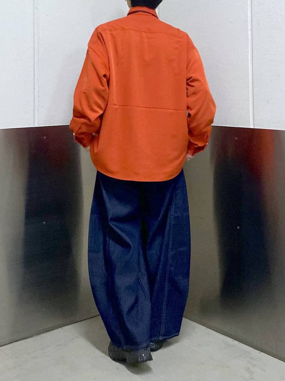 オレンジ系のシャツ/ブラウス、ブラック系のスニーカー、その他のネクタイを着用したメンズの春コーディネートの3枚目の写真