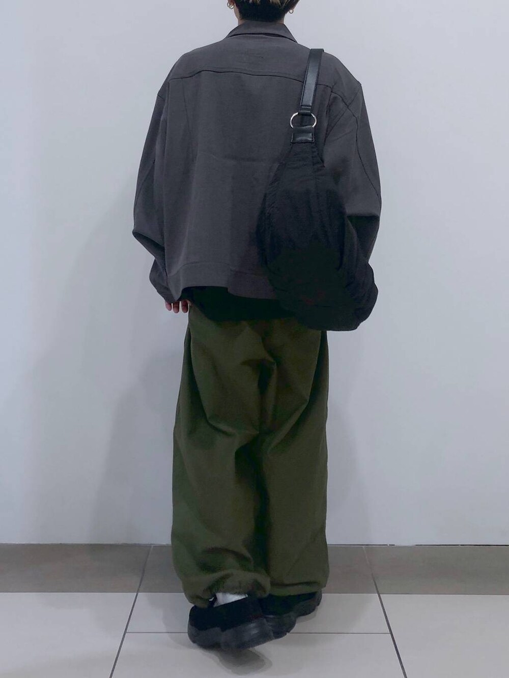 ブラック系のTシャツ/カットソー、グレー系のブルゾン、ブラック系のローファーを着用したメンズの夏コーディネートの3枚目の写真