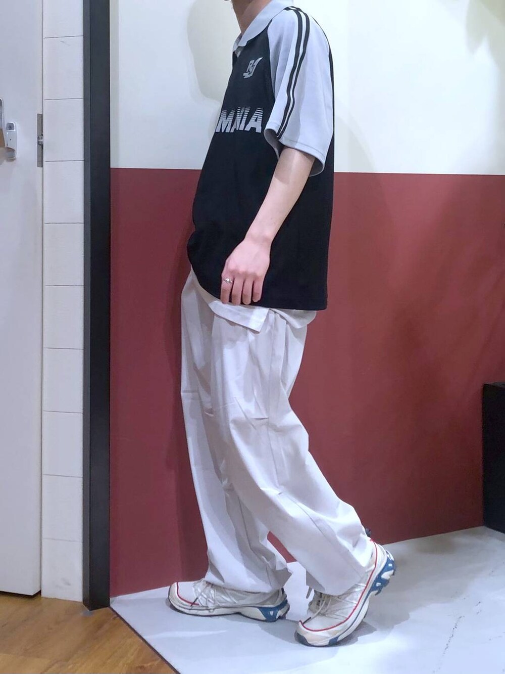 ホワイト系のタンクトップ、ホワイト系のスウェットパンツ、グレー系のTシャツ/カットソーを着用したメンズの夏コーディネートの2枚目の写真