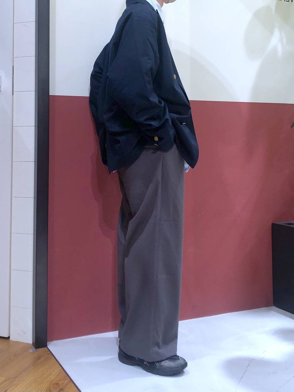 グレー系のスラックス、ブルー系のテーラードジャケット、ブルー系のシャツ/ブラウスを着用したメンズの春コーディネートの4枚目の写真