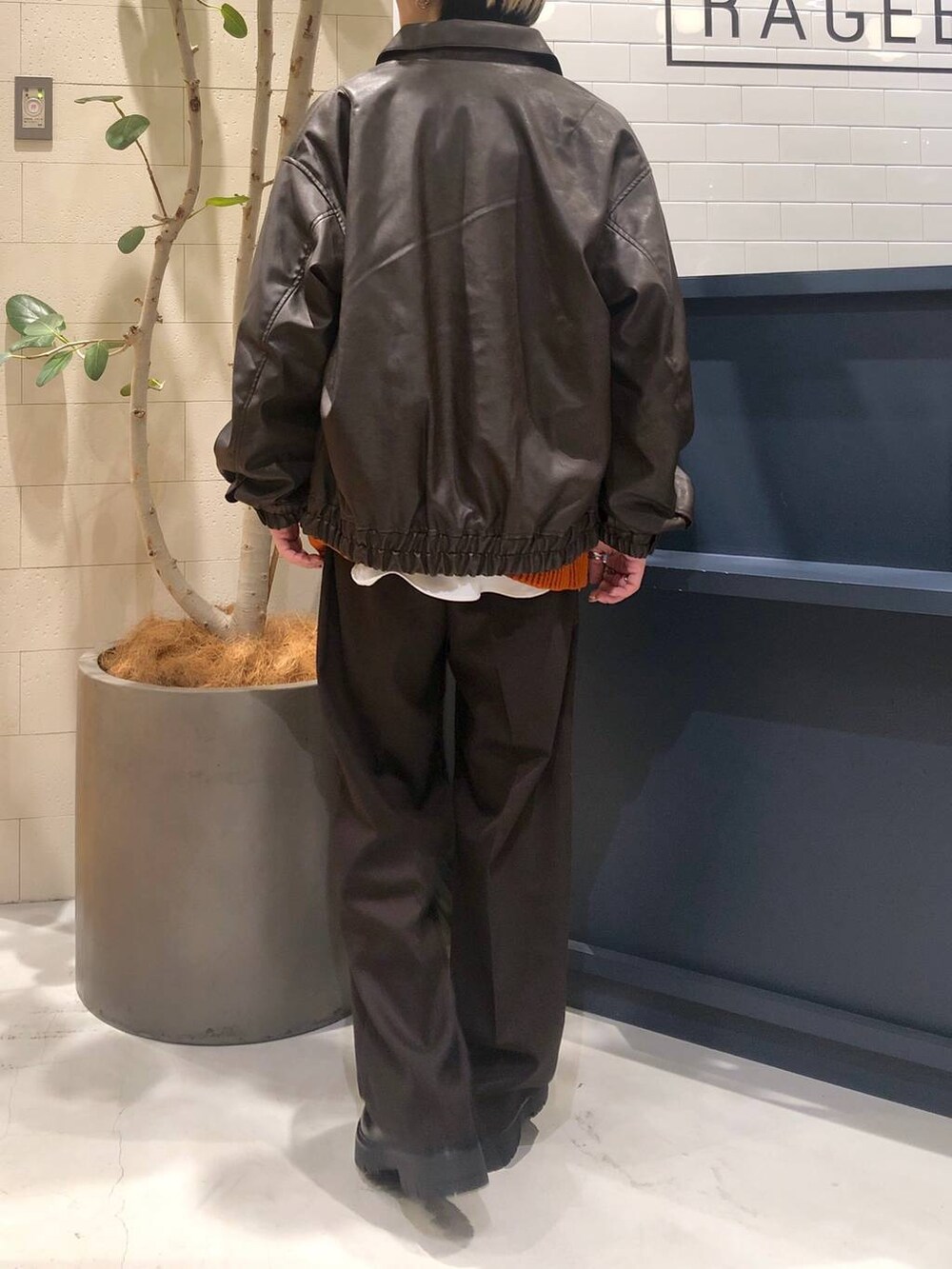 ホワイト系のシャツ/ブラウス、ブラウン系のブルゾン、ブラウン系のスラックスを着用したメンズの冬コーディネートの3枚目の写真