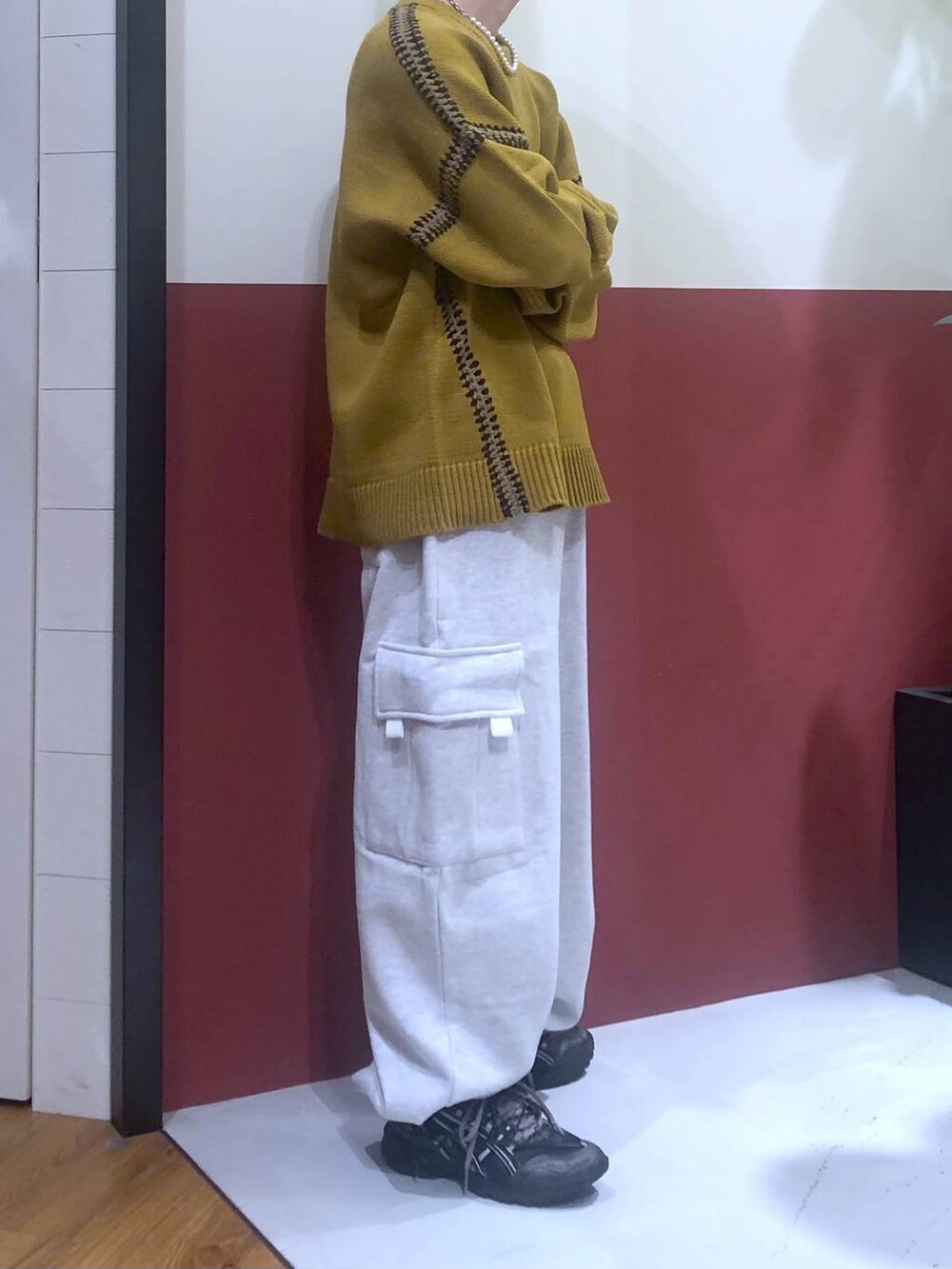 「低身長、ユニセックス、モテ、RAGEBLUE、ニット、休日コーデ、女子ウケ、ワイドパンツ、カジュアル、ラフ、ゆったり、オーバーサイズ、スウェットパンツ」｜「RAGEBLUEのHand stitch crew neck loose knit / ハンドステッチクルーネックルーズニット（ニット/セーター、イエロー系）」を使った、覇都さん（メンズ・162cm）の冬コーディネートの4枚目の写真