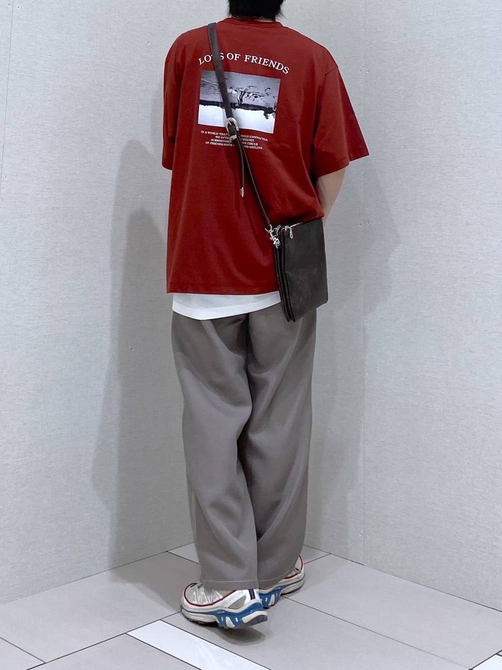 「低身長、スポーティ、アウトドア、RAGEBLUE、ラフ、ゆったり、オーバーサイズ、女子ウケ、Tシャツ、ワイドパンツ、テーパードパンツ、きれいめカジュアル、夏コーデ、低身長コーデ、レイヤードスタイル」｜「RAGEBLUEのデザインメタルリング（リング、シルバー系）」を使った、覇都さん（メンズ・162cm）の夏コーディネートの3枚目の写真
