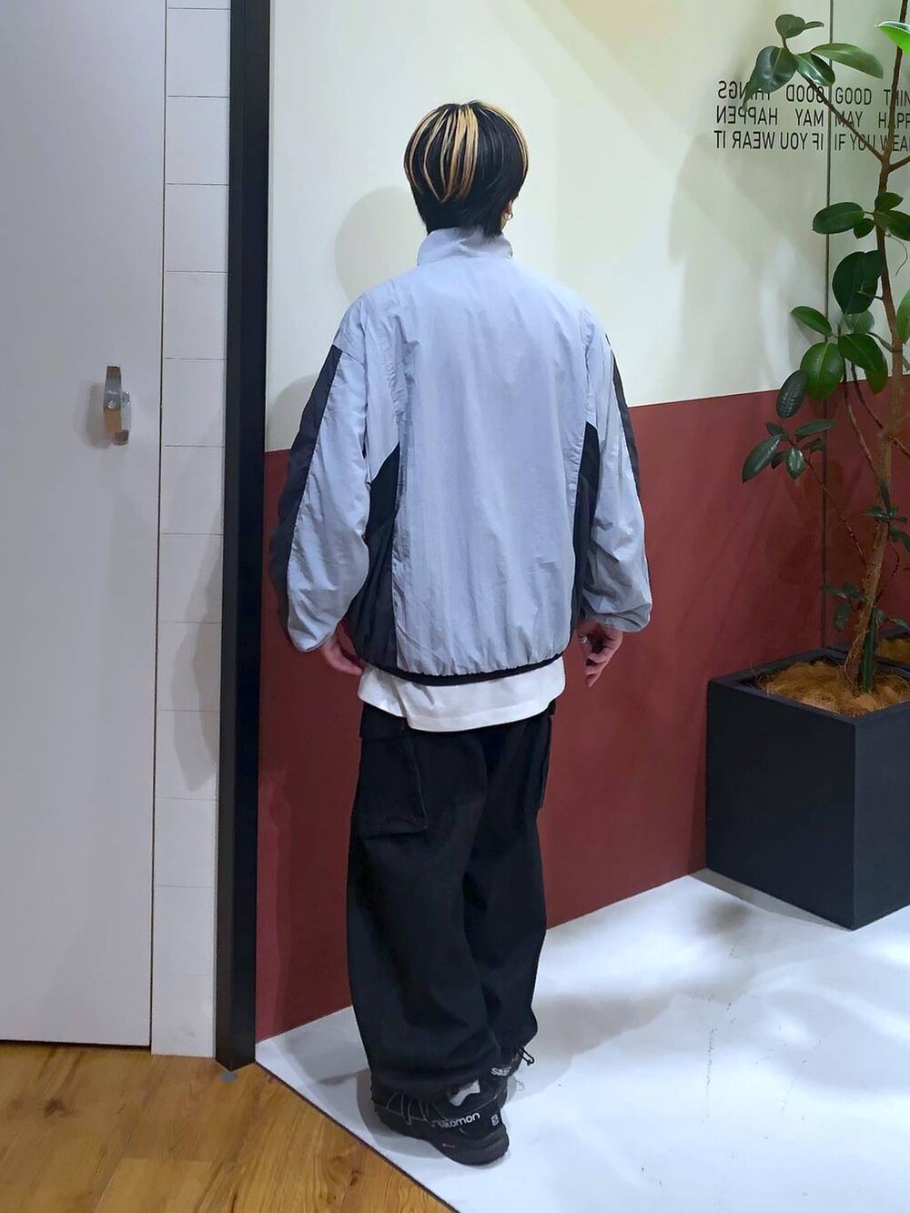 ホワイト系のタンクトップ、グレー系のデニムパンツ、グレー系のブルゾンを着用したメンズの秋コーディネートの3枚目の写真