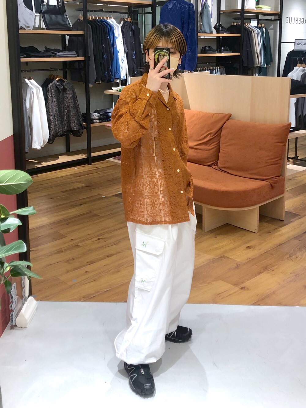 イエロー系のシャツ/ブラウス、ホワイト系のカーゴパンツ、ブラック系のスニーカーを着用したメンズの春コーディネートの2枚目の写真