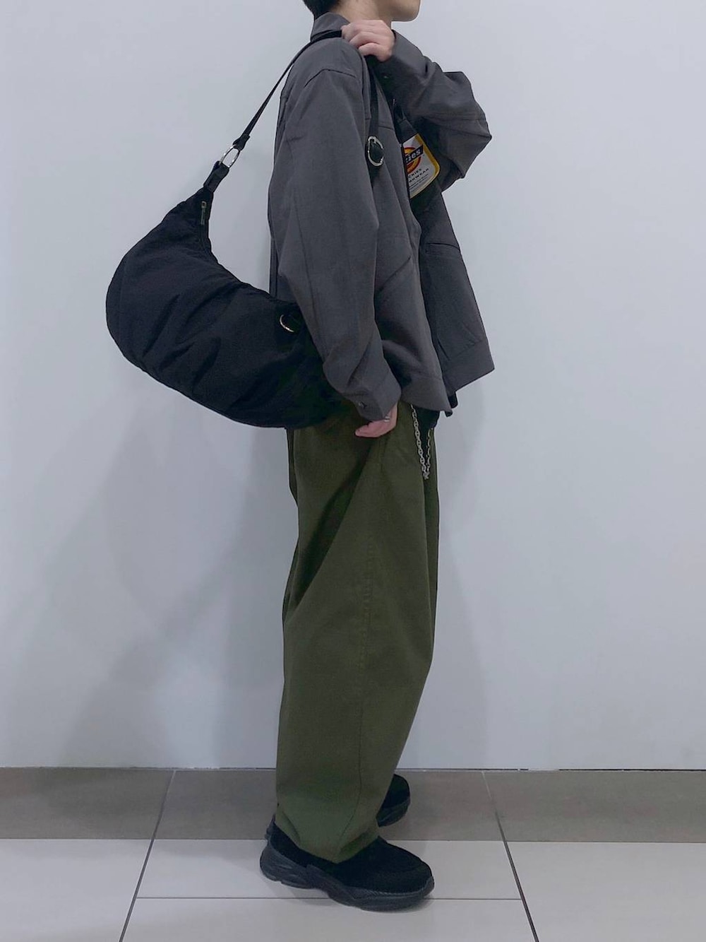 ブラック系のTシャツ/カットソー、グレー系のブルゾン、ブラック系のローファーを着用したメンズの夏コーディネートの4枚目の写真