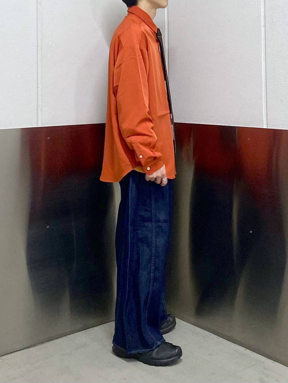 オレンジ系のシャツ/ブラウス、ブラック系のスニーカー、その他のネクタイを着用したメンズの春コーディネートの4枚目の写真