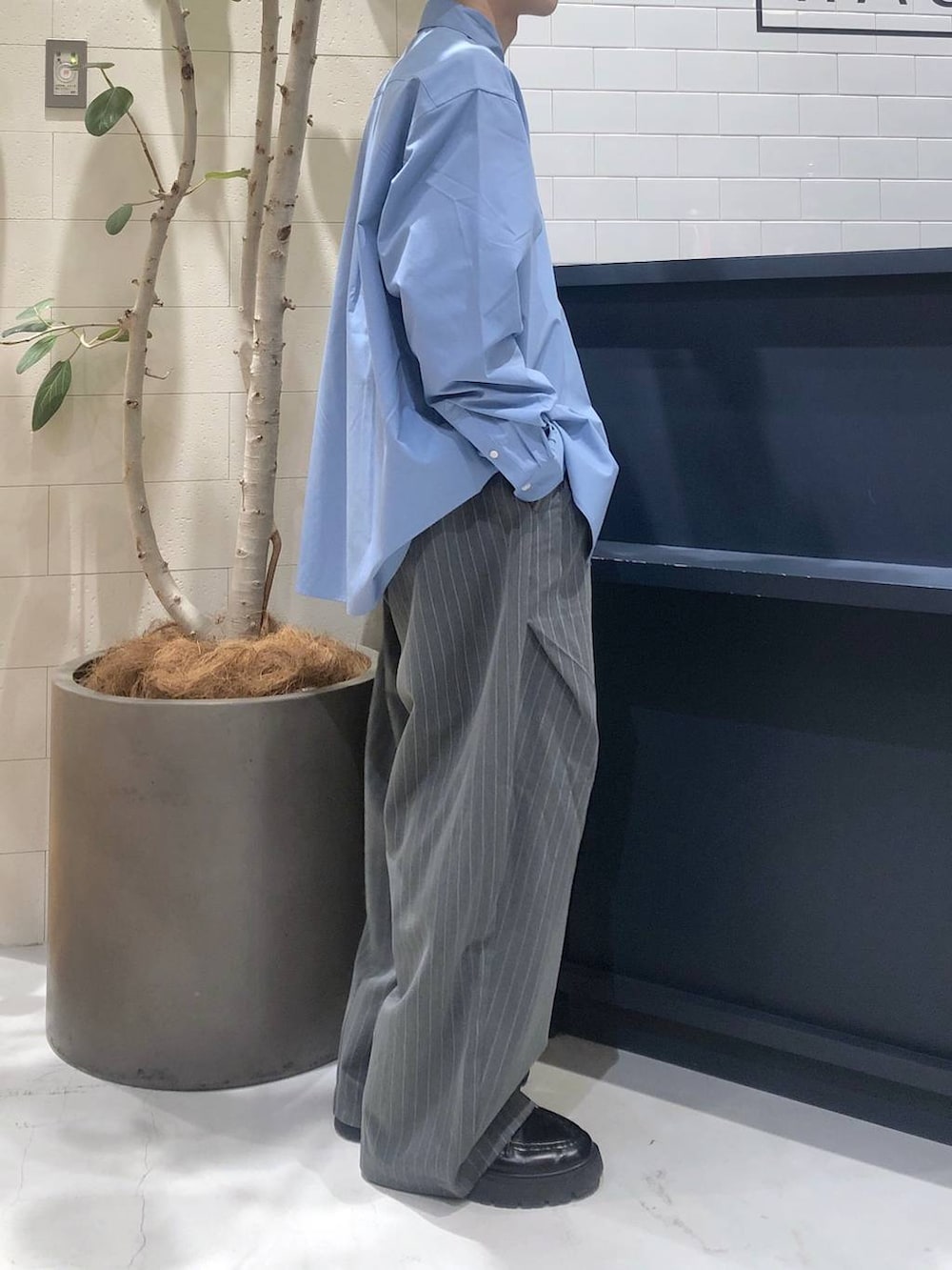 ブラック系のドレスシューズ、グレー系のスラックス、ブルー系のシャツ/ブラウスを着用したメンズの春コーディネートの3枚目の写真