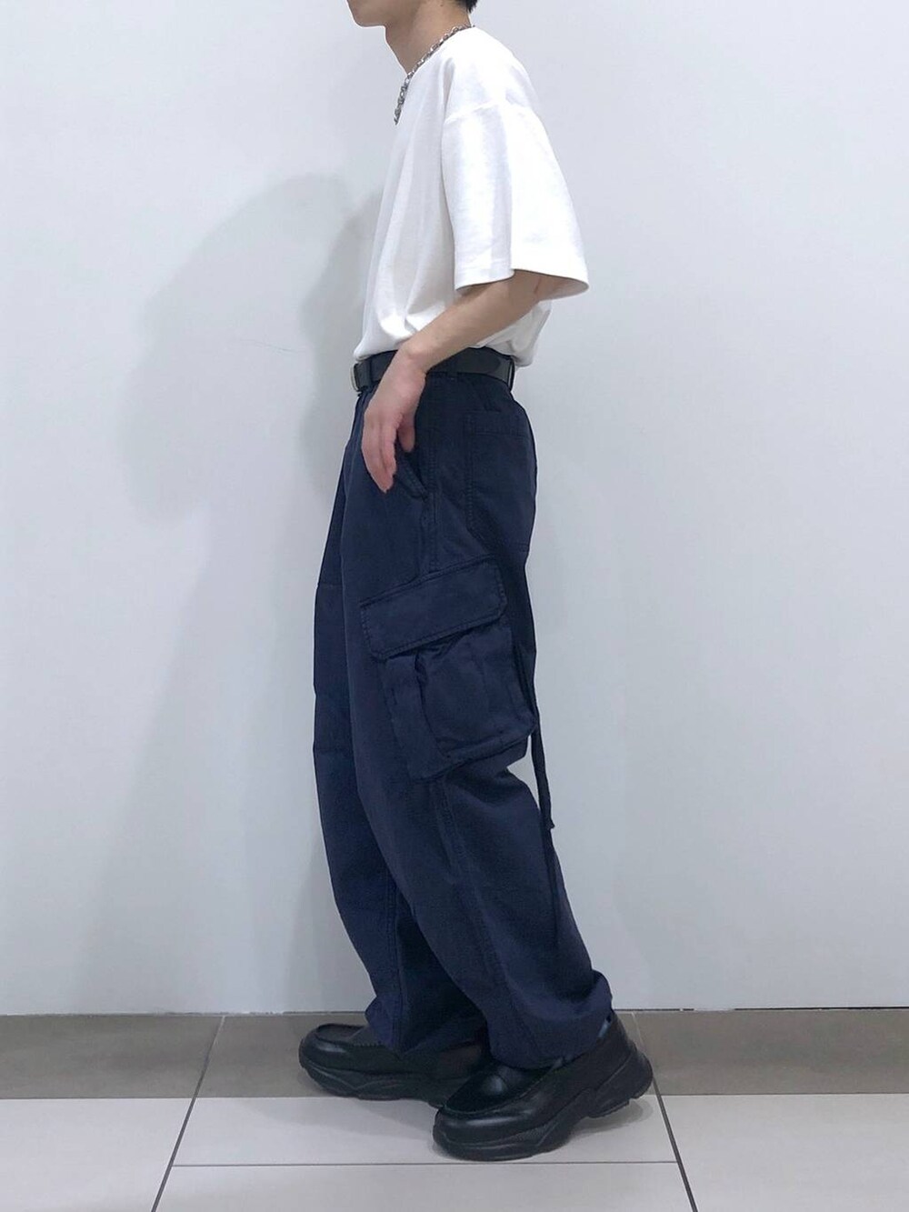 ブルー系のカーゴパンツ、ホワイト系のTシャツ/カットソー、ブラック系のローファーを着用したメンズの秋コーディネートの2枚目の写真