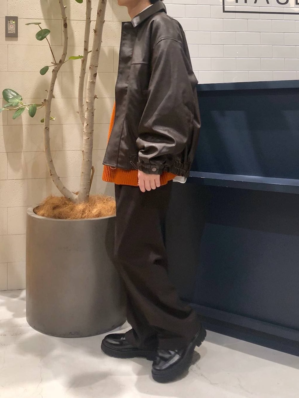 ホワイト系のシャツ/ブラウス、ブラウン系のブルゾン、ブラウン系のスラックスを着用したメンズの冬コーディネートの2枚目の写真