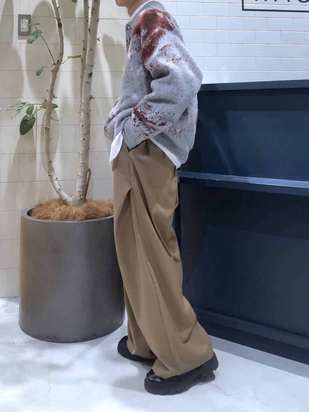 ブラック系のドレスシューズ、ホワイト系のシャツ/ブラウス、グレー系のポロシャツを着用したメンズの冬コーディネートの2枚目の写真