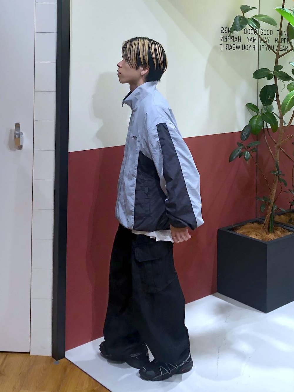 ホワイト系のタンクトップ、グレー系のデニムパンツ、グレー系のブルゾンを着用したメンズの秋コーディネートの2枚目の写真