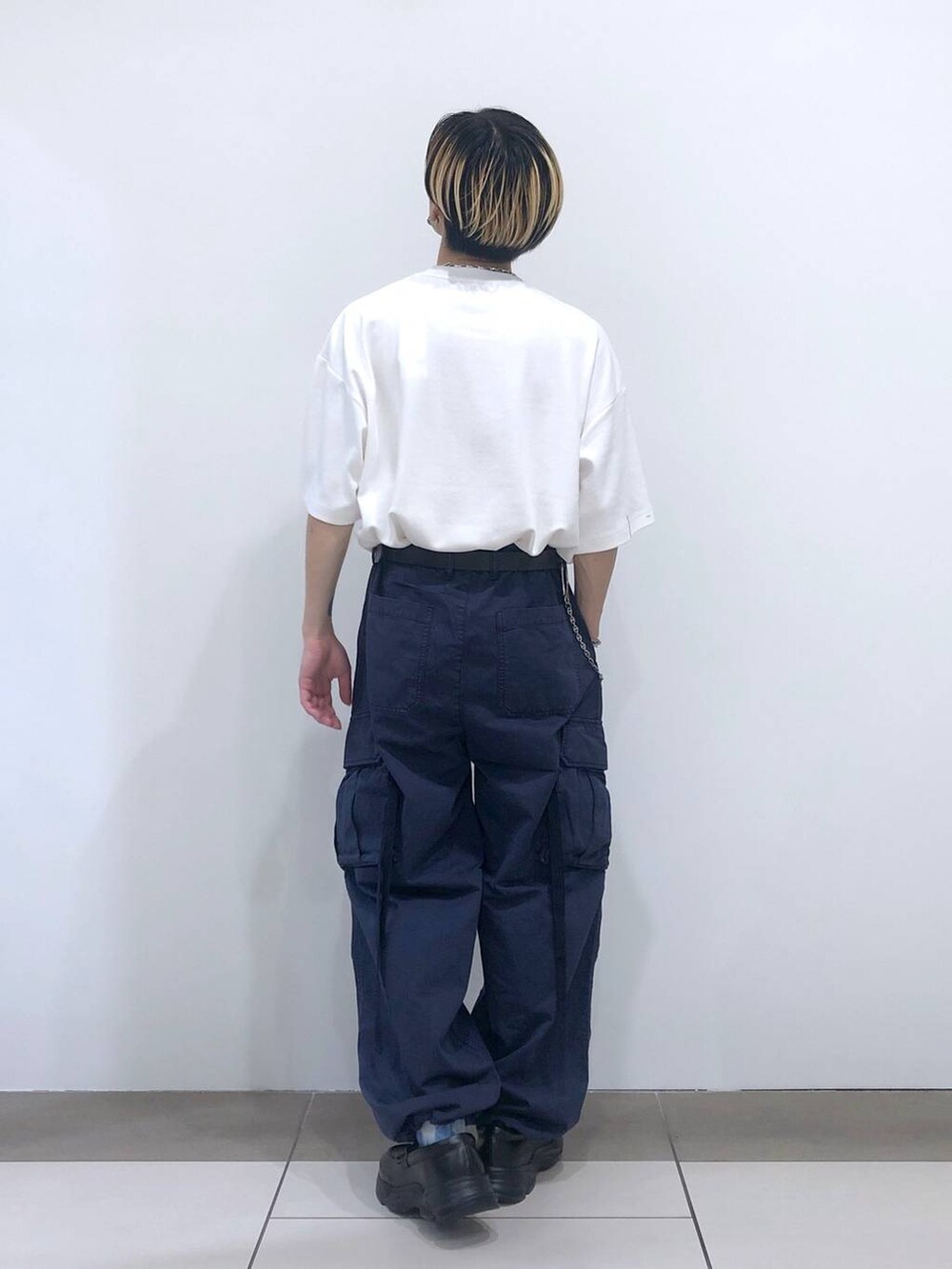 ブルー系のカーゴパンツ、ホワイト系のTシャツ/カットソー、ブラック系のローファーを着用したメンズの秋コーディネートの3枚目の写真