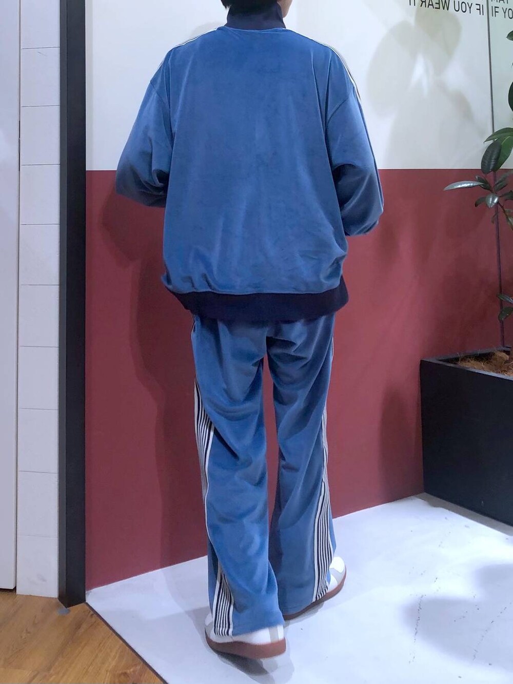 ブルー系のスラックス、ブルー系のブルゾン、ホワイト系のスニーカーを着用したメンズの冬コーディネートの3枚目の写真