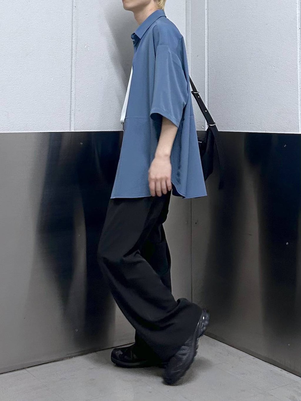 ブルー系のシャツ/ブラウス、ブラック系のスラックス、ブラック系のスニーカーを着用したメンズの春コーディネートの2枚目の写真