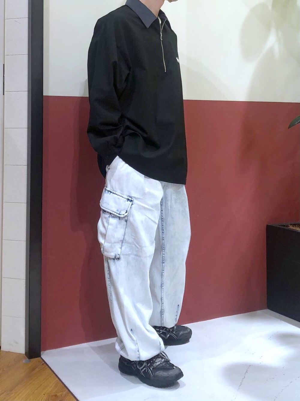 ブルー系のカーゴパンツ、ブラック系のシャツ/ブラウス、シルバー系のリングを着用したメンズの春コーディネートの3枚目の写真