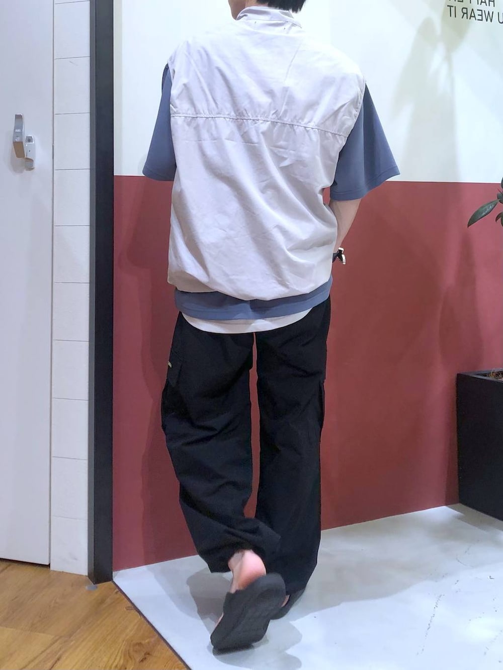 ホワイト系のタンクトップ、ブルー系のTシャツ/カットソー、ブラック系のサンダルを着用したメンズの秋コーディネートの3枚目の写真