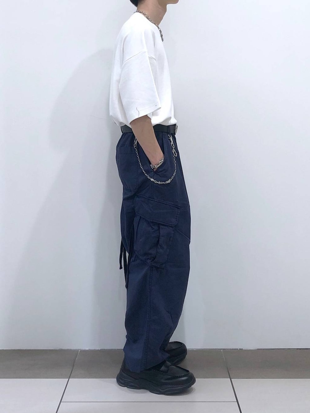 ブルー系のカーゴパンツ、ホワイト系のTシャツ/カットソー、ブラック系のローファーを着用したメンズの秋コーディネートの4枚目の写真
