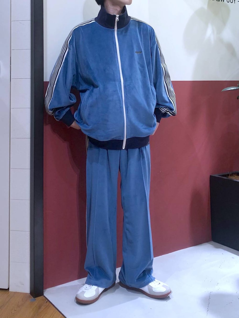 ブルー系のスラックス、ブルー系のブルゾン、ホワイト系のスニーカーを着用したメンズの冬コーディネートの5枚目の写真