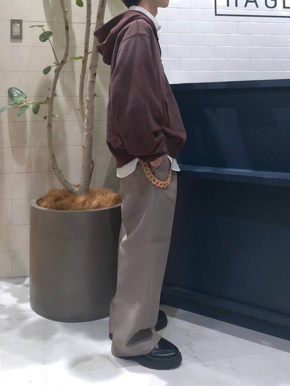 ホワイト系のシャツ/ブラウス、ベージュ系のスラックス、ブラウン系のパーカーを着用したメンズの秋コーディネートの4枚目の写真