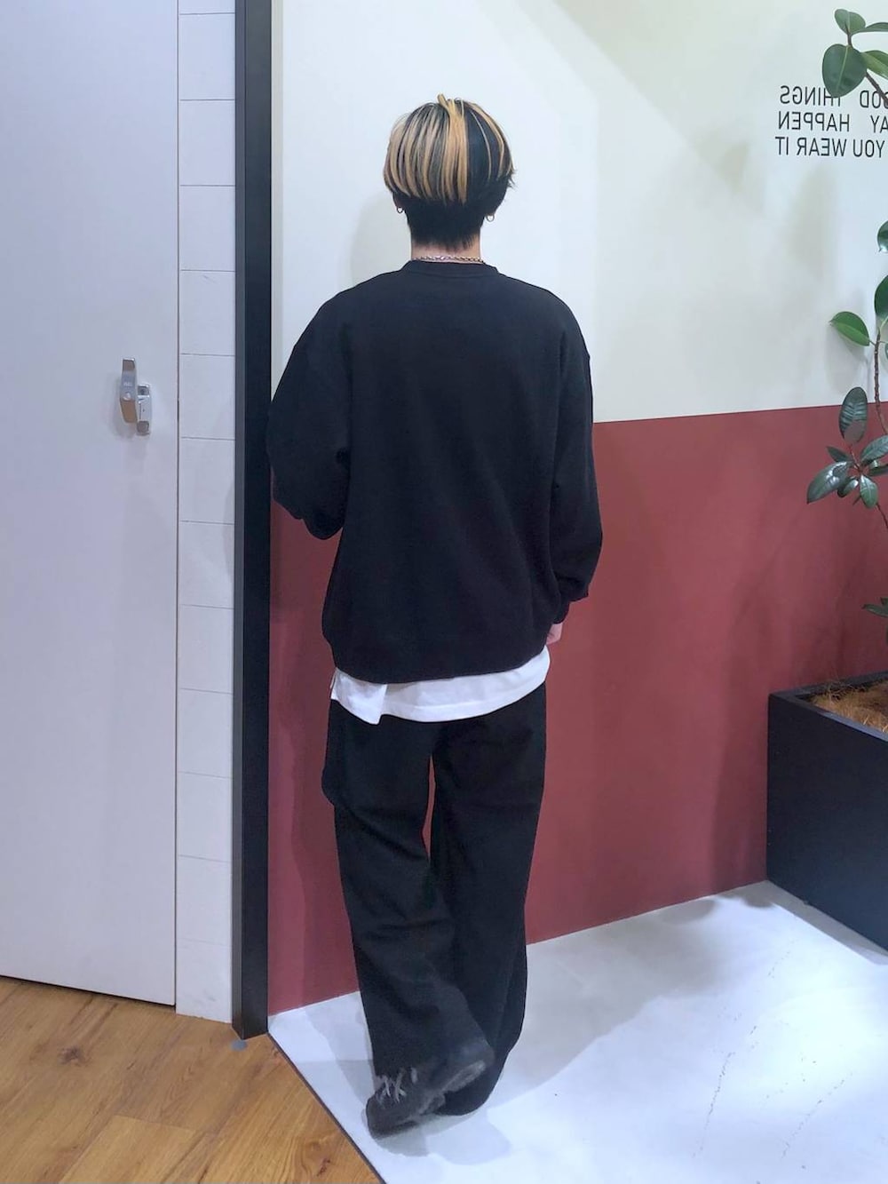 ホワイト系のタンクトップ、ブラック系のスラックス、ブラック系のスウェットを着用したメンズの秋コーディネートの3枚目の写真