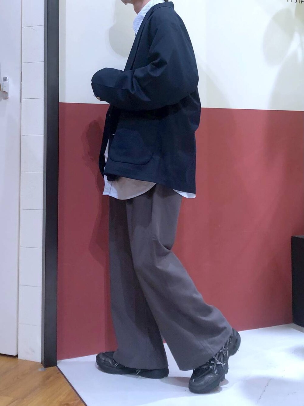 グレー系のスラックス、ブルー系のテーラードジャケット、ブルー系のシャツ/ブラウスを着用したメンズの春コーディネートの2枚目の写真