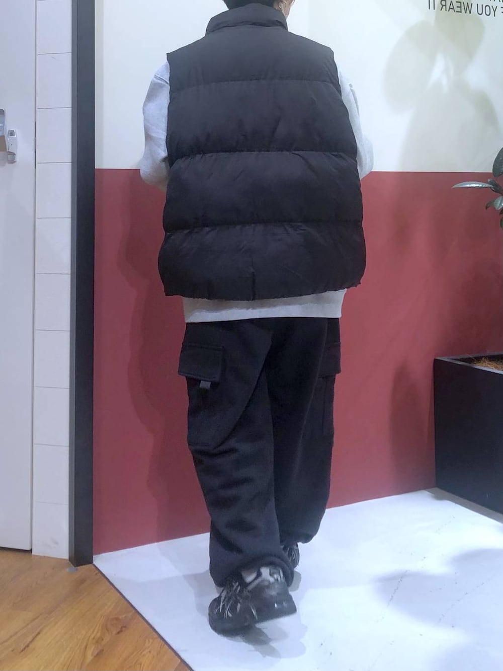 「低身長、ユニセックス、モテ、RAGEBLUE、カジュアル、ベスト、スウェット、ワイドパンツ、ラフ、ゆったり、オーバーサイズ、女子ウケ、休日コーデ、ストリート、スポーティ」｜「RAGEBLUEの【AIRTHERMAL】エアサーマルサイドスリット中綿ベスト（ダウンベスト、ブラック系）」を使った、覇都さん（メンズ・162cm）の冬コーディネートの3枚目の写真