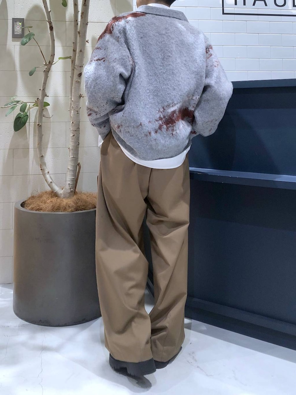 ブラック系のドレスシューズ、ホワイト系のシャツ/ブラウス、グレー系のポロシャツを着用したメンズの冬コーディネートの3枚目の写真