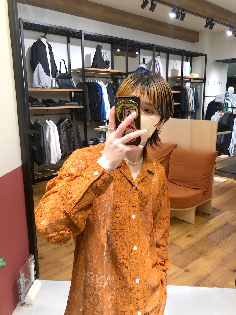 イエロー系のシャツ/ブラウス、ホワイト系のカーゴパンツ、ブラック系のスニーカーを着用したメンズの春コーディネートの3枚目の写真