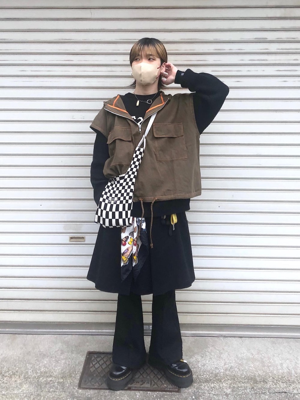 「乱痴気、lastframe、スカート男子、古着MIX、Badhiya、古着男子、PRADA、MARNI、低身長男子、ユニセックス、ユニセックスコーデ、フレアパンツ、アノラック、低身長コーデ、私服」｜「BadhiyaのNOSLEEVE ANORAK - twill（ベスト、ブラウン系）」を使った、覇都さん（メンズ・162cm）の春コーディネートの3枚目の写真