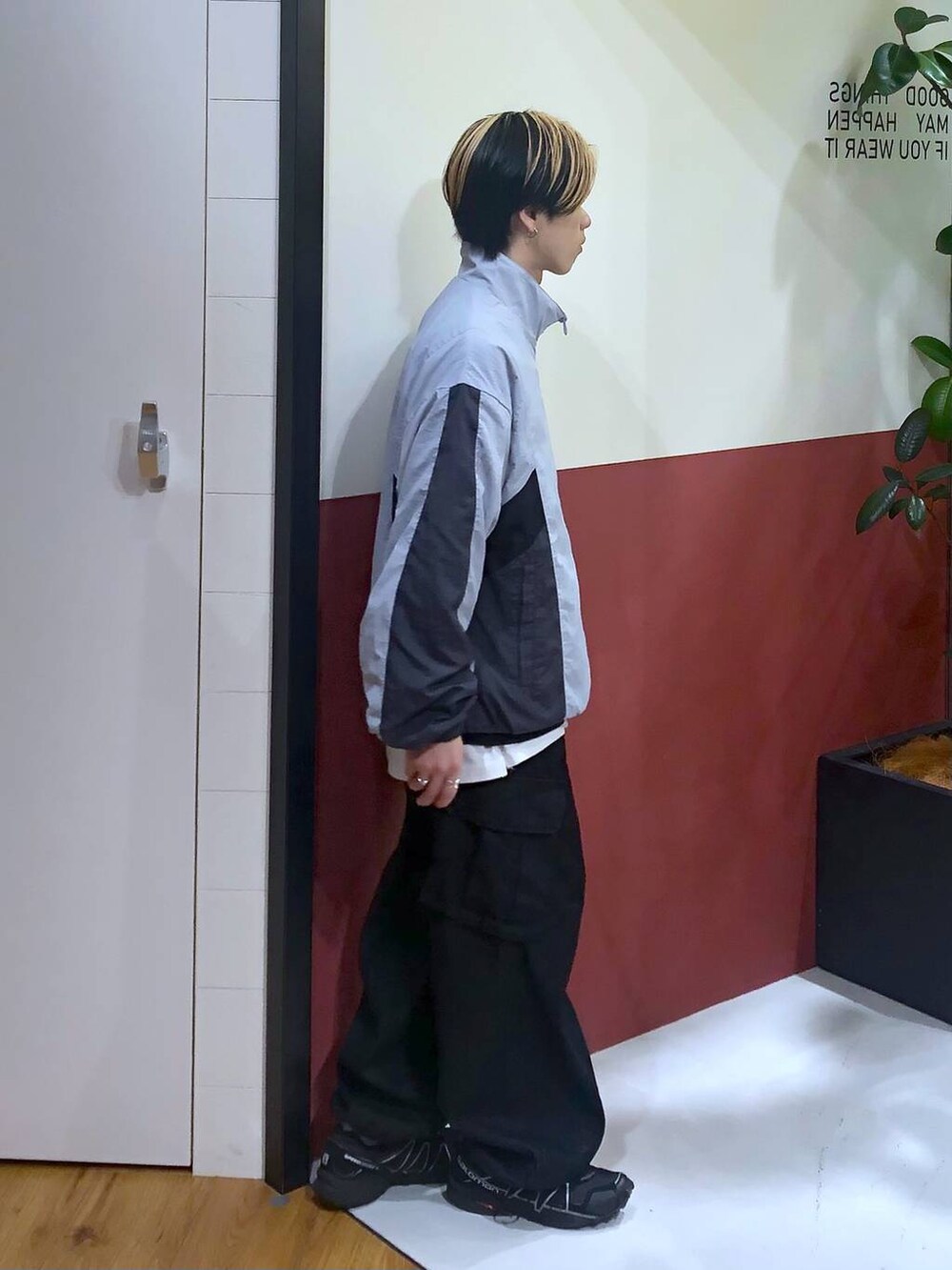 ホワイト系のタンクトップ、グレー系のデニムパンツ、グレー系のブルゾンを着用したメンズの秋コーディネートの4枚目の写真