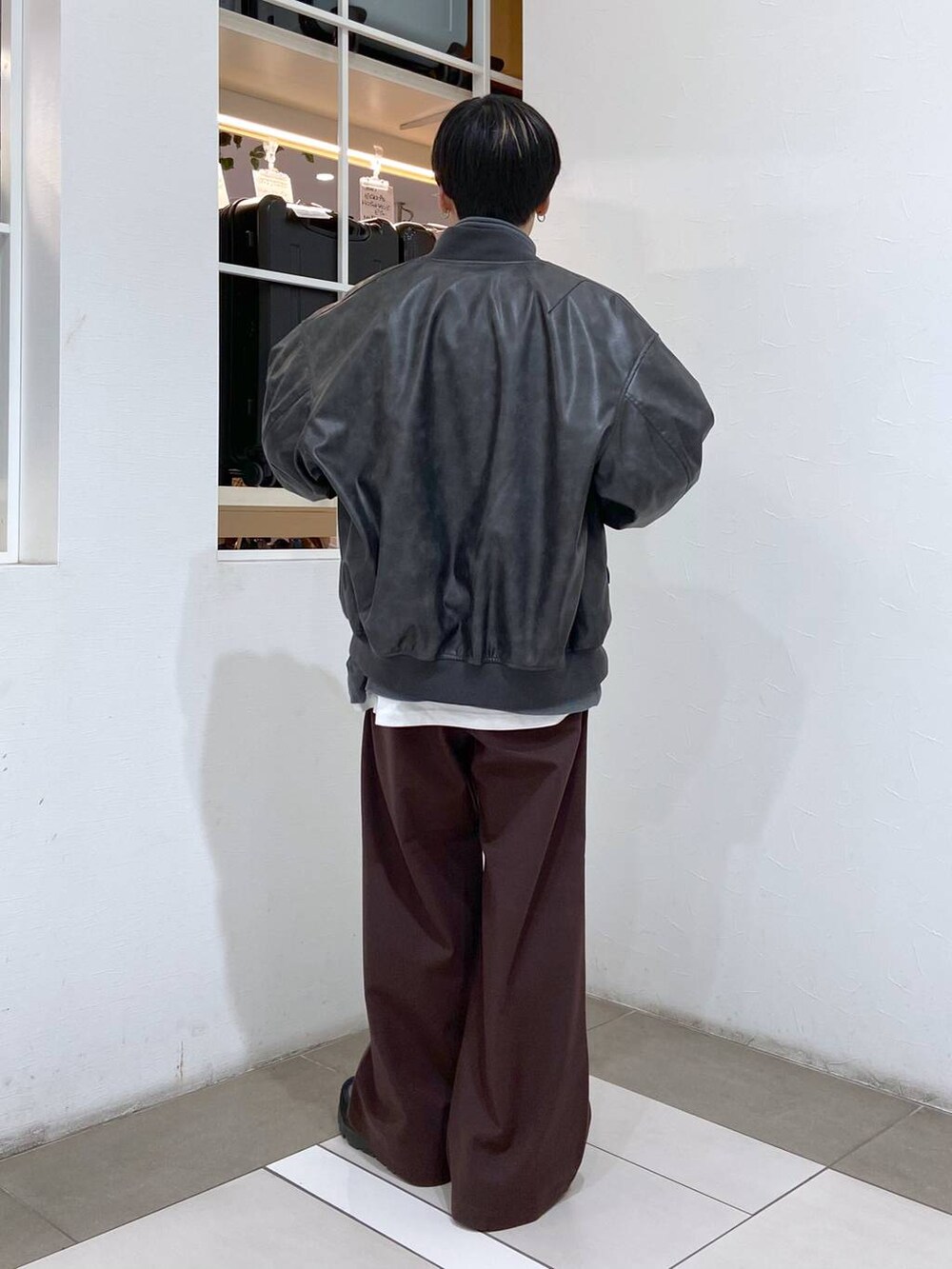 「低身長、スポーティ、アウトドア、RAGEBLUE、ラフ、ゆったり、オーバーサイズ、女子ウケ、ユニセックス、ワイドパンツ、冬コーデ、スラックス」｜「RAGEBLUEのインナータンクトップ（タンクトップ、ホワイト系）」を使った、覇都さん（メンズ・162cm）の冬コーディネートの3枚目の写真