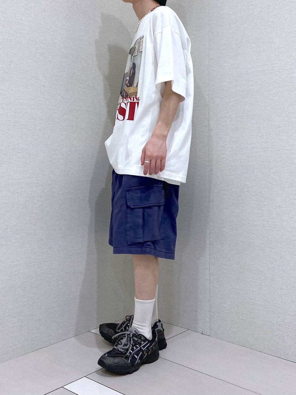 ブルー系のカーゴパンツ、ホワイト系のタンクトップ、ホワイト系のTシャツ/カットソーを着用したメンズの夏コーディネートの2枚目の写真