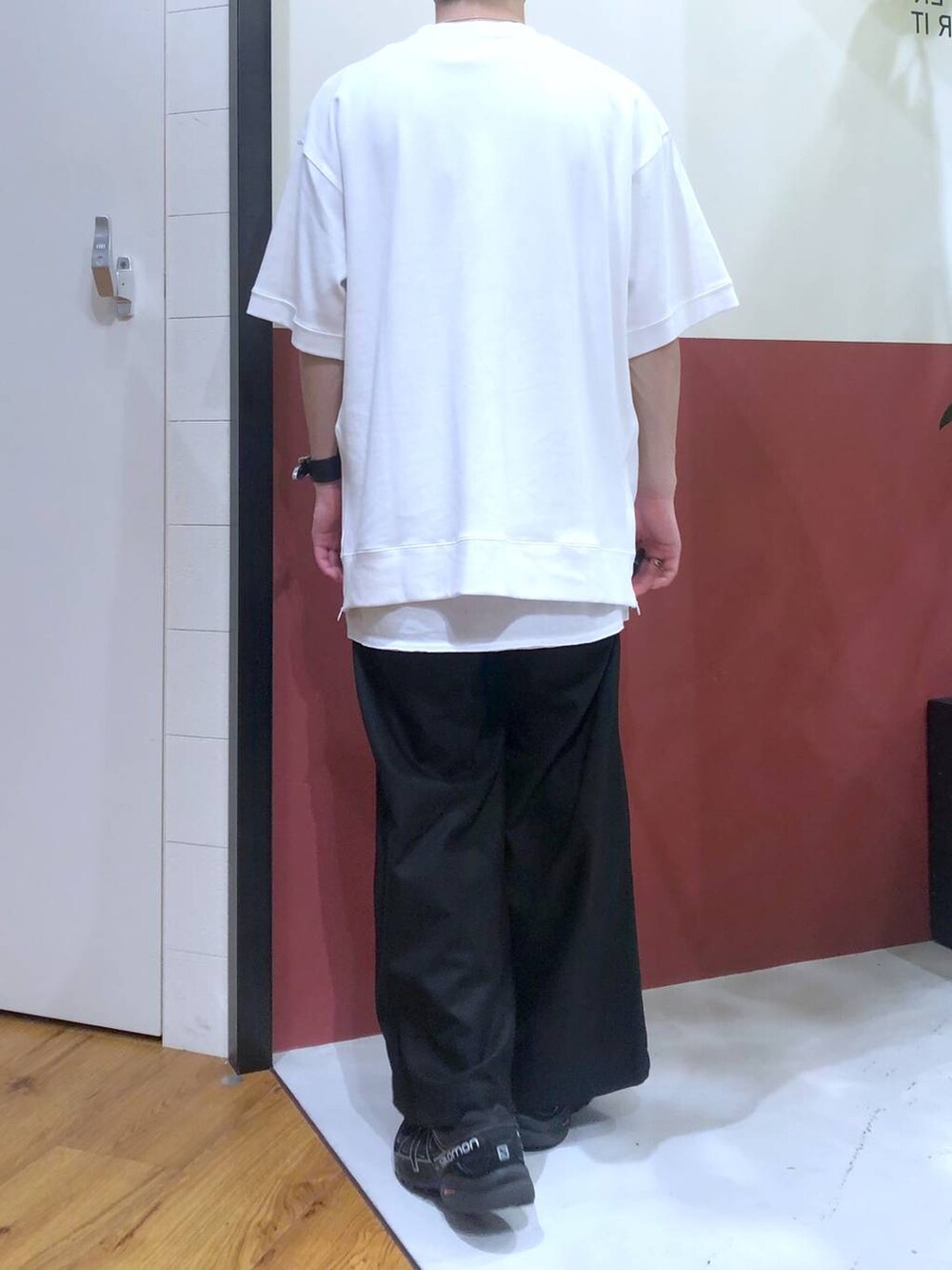 ブラック系のスラックス、ホワイト系のタンクトップ、ホワイト系のTシャツ/カットソーを着用したメンズの秋コーディネートの3枚目の写真