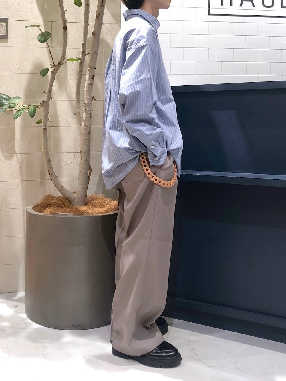 ベージュ系のスラックス、ブルー系のシャツ/ブラウス、シルバー系のリングを着用したメンズの秋コーディネートの4枚目の写真