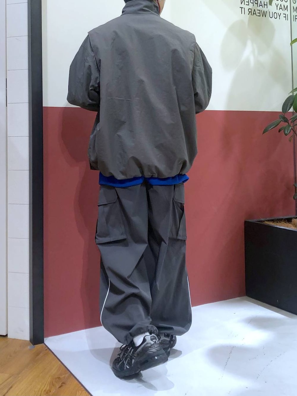 ホワイト系のTシャツ/カットソー、グレー系のカーゴパンツ、グレー系のナイロンジャケットを着用したメンズの春コーディネートの3枚目の写真