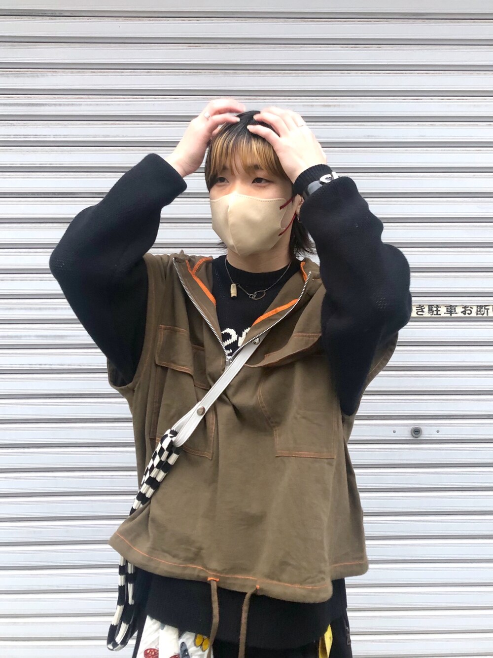 「乱痴気、lastframe、スカート男子、古着MIX、Badhiya、古着男子、PRADA、MARNI、低身長男子、ユニセックス、ユニセックスコーデ、フレアパンツ、アノラック、低身長コーデ、私服」｜「BadhiyaのNOSLEEVE ANORAK - twill（ベスト、ブラウン系）」を使った、覇都さん（メンズ・162cm）の春コーディネートの4枚目の写真