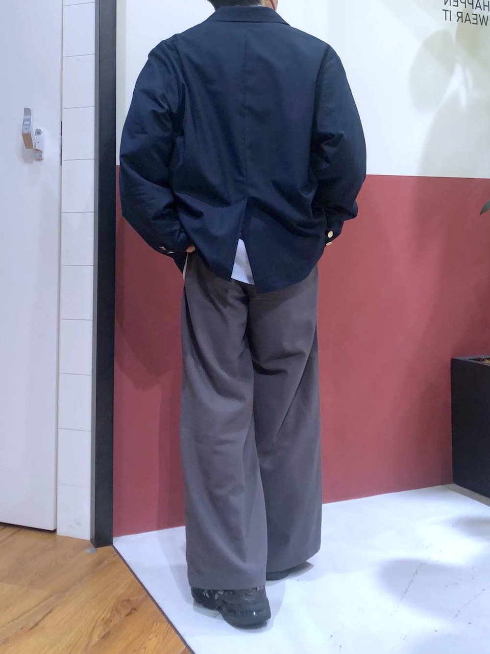 グレー系のスラックス、ブルー系のテーラードジャケット、ブルー系のシャツ/ブラウスを着用したメンズの春コーディネートの3枚目の写真