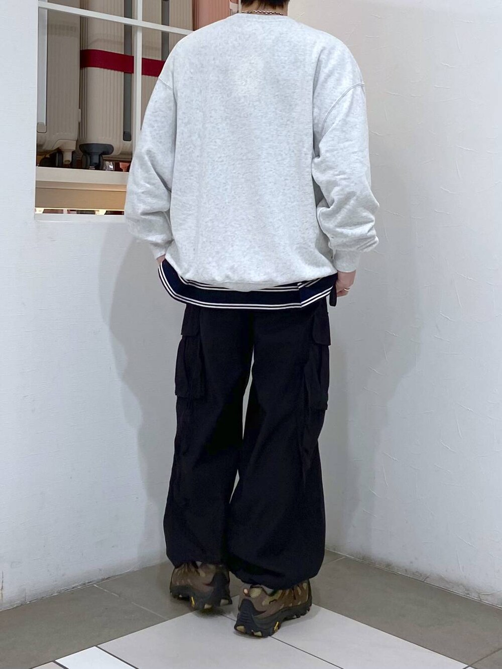 ブラック系のカーゴパンツ、グレー系のスウェット、ブルー系のTシャツ/カットソーを着用したメンズの春コーディネートの3枚目の写真