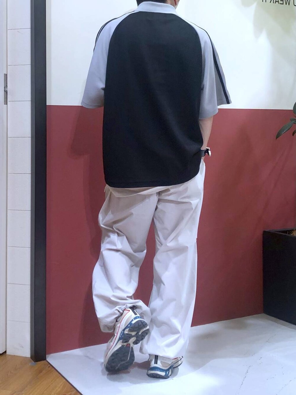 ホワイト系のタンクトップ、ホワイト系のスウェットパンツ、グレー系のTシャツ/カットソーを着用したメンズの夏コーディネートの3枚目の写真