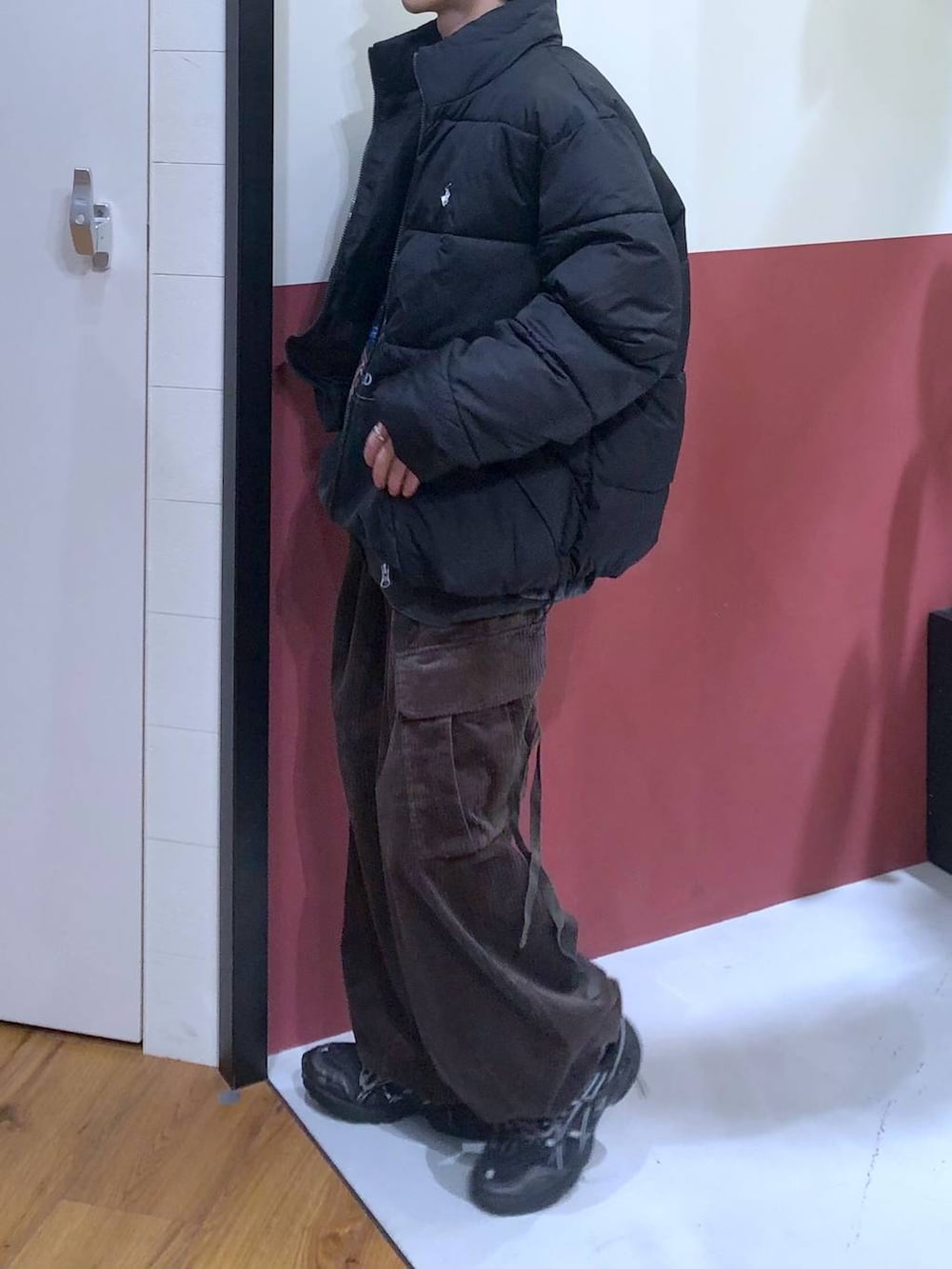 ホワイト系のタンクトップ、ブラウン系のカーゴパンツ、グレー系のスウェットを着用したメンズの冬コーディネートの2枚目の写真