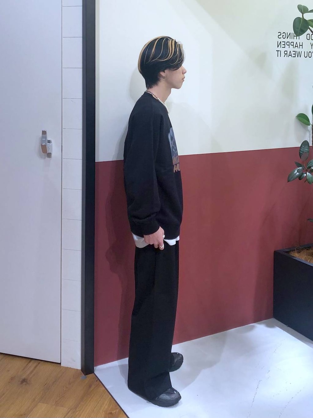 ホワイト系のタンクトップ、ブラック系のスラックス、ブラック系のスウェットを着用したメンズの秋コーディネートの4枚目の写真