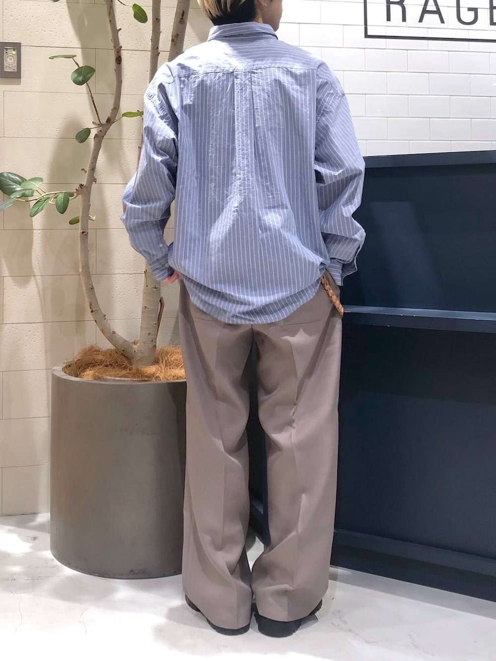 ベージュ系のスラックス、ブルー系のシャツ/ブラウス、シルバー系のリングを着用したメンズの秋コーディネートの3枚目の写真