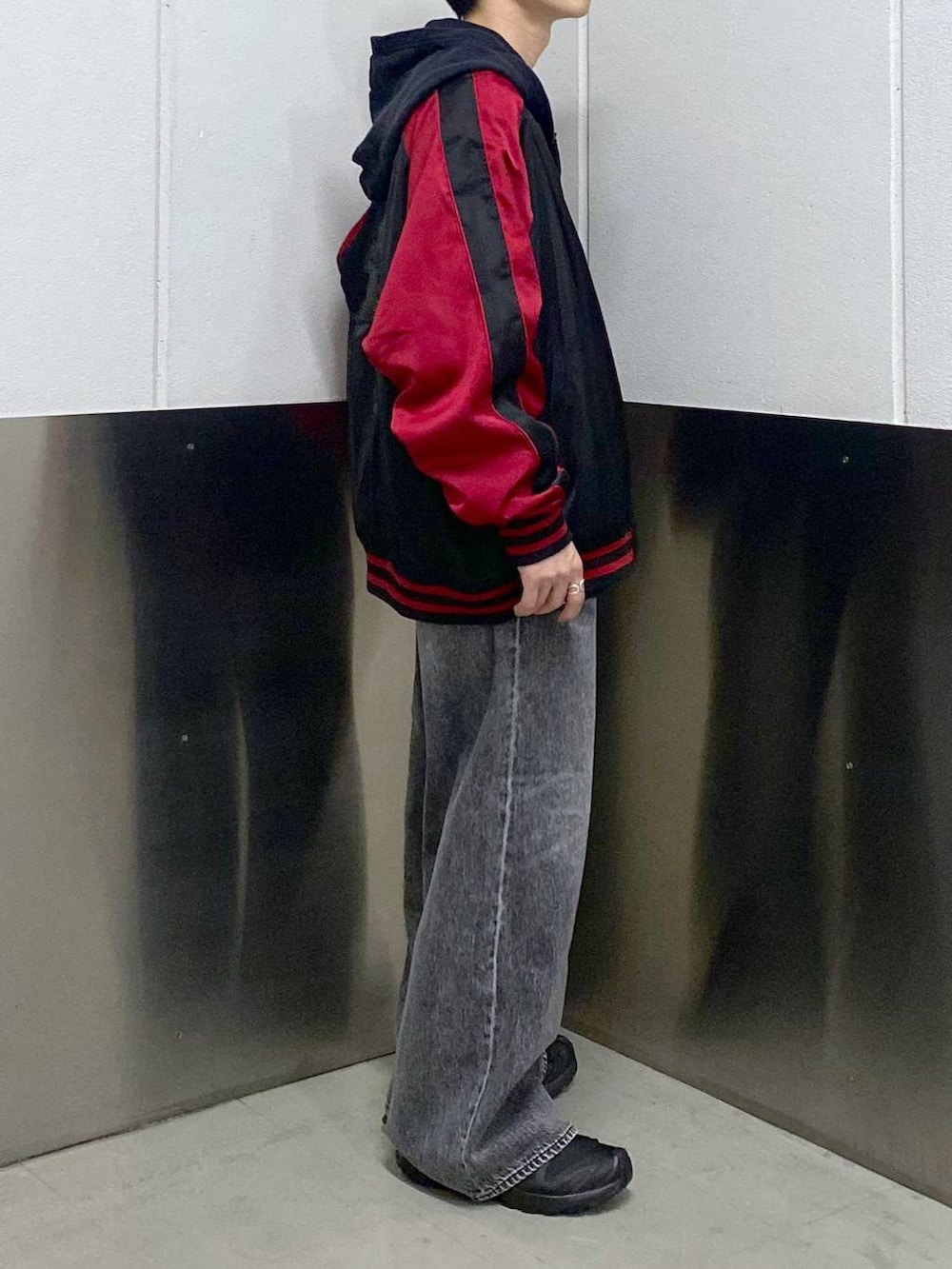 ブラック系のスニーカー、ブラック系のスカジャン、ブラック系のパーカーを着用したメンズの春コーディネートの5枚目の写真