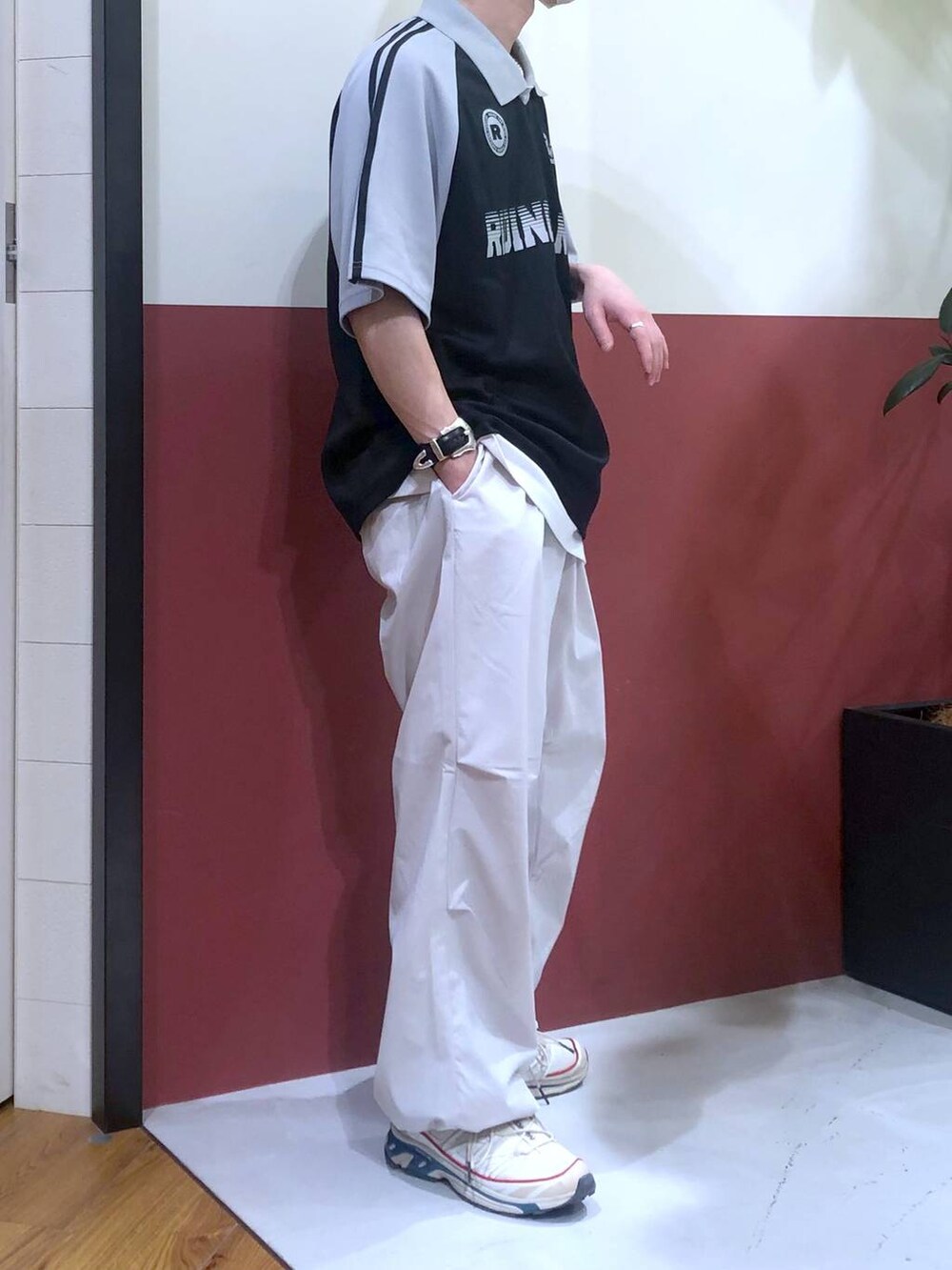 ホワイト系のタンクトップ、ホワイト系のスウェットパンツ、グレー系のTシャツ/カットソーを着用したメンズの夏コーディネートの4枚目の写真