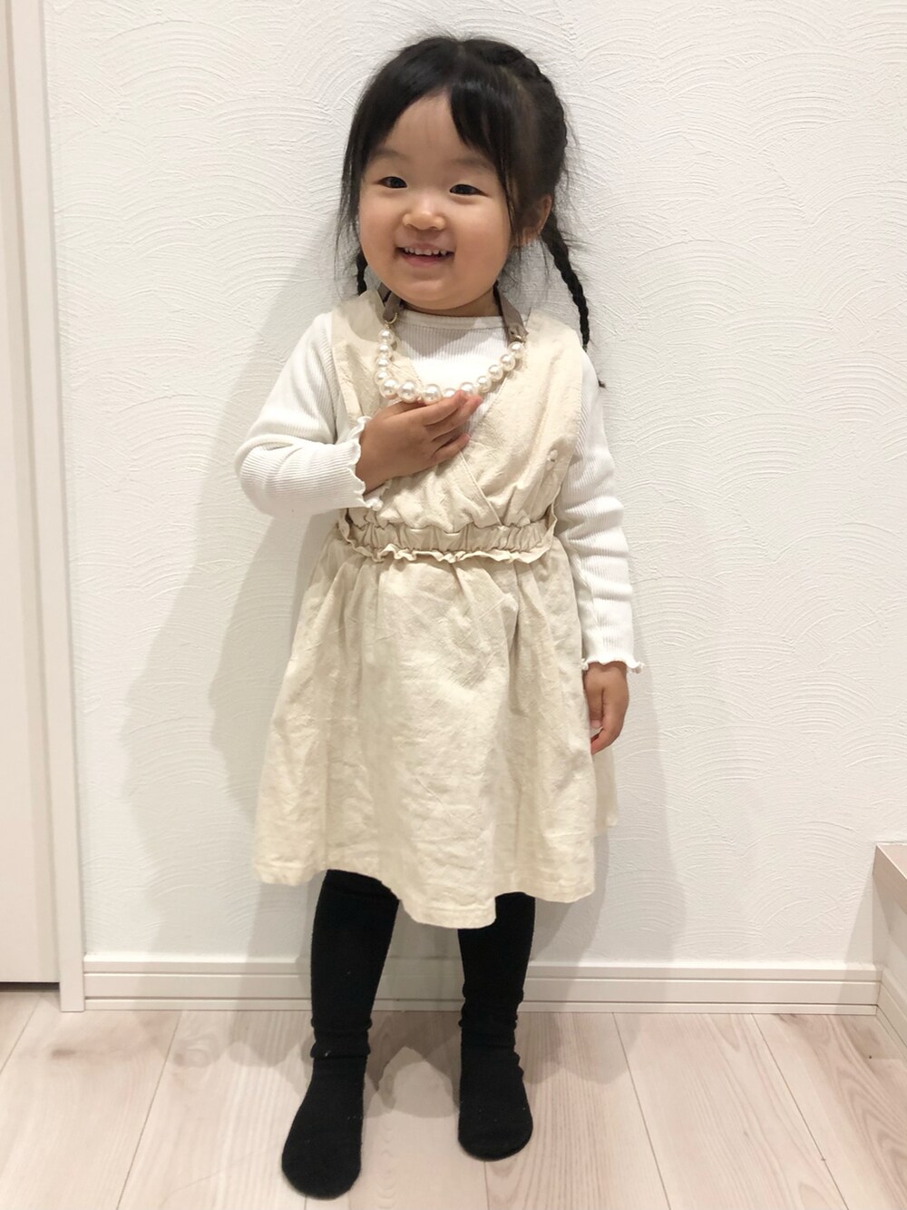 「Areeam、ホワイトコーデ、オールホワイト、バースデイ、ワンピース、パールネックレス、お塩、お塩のお服、3歳、おんなのこ」｜「Birthdayのアイテム（ワンピース/ドレス、ホワイト系）」を使った、お塩さん（キッズ・90cm）の冬コーディネートの2枚目の写真