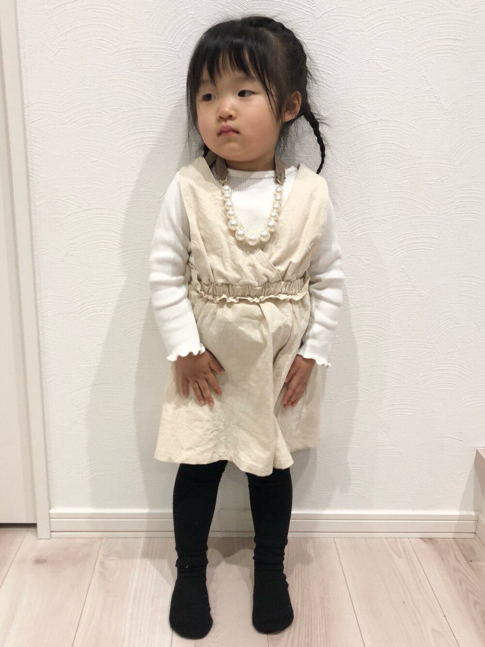 「Areeam、ホワイトコーデ、オールホワイト、バースデイ、ワンピース、パールネックレス、お塩、お塩のお服、3歳、おんなのこ」｜「Birthdayのアイテム（ワンピース/ドレス、ホワイト系）」を使った、お塩さん（キッズ・90cm）の冬コーディネートの3枚目の写真