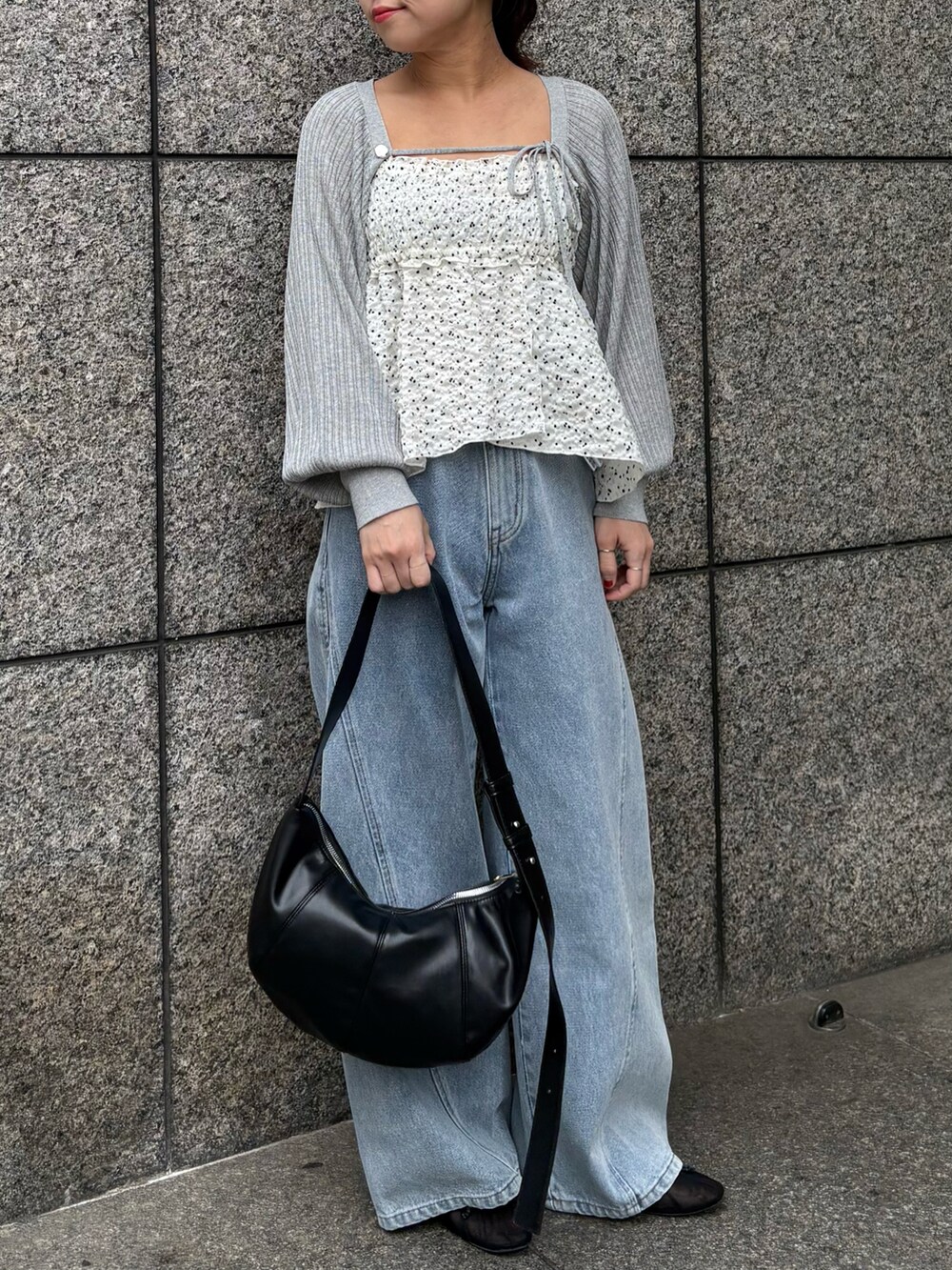ブルー系のデニムパンツ、グレー系のトップスを着用したレディースの春コーディネートの2枚目の写真