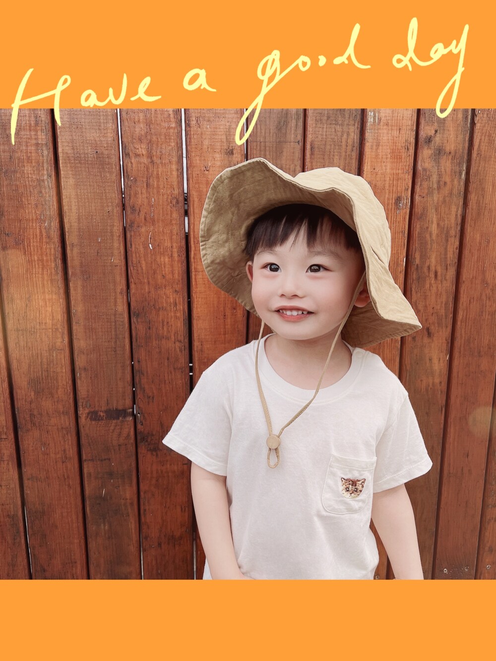 ベージュ系のTシャツ/カットソー、グリーン系のカーゴパンツ、ブラック系のその他シューズを着用したキッズの夏コーディネートの3枚目の写真