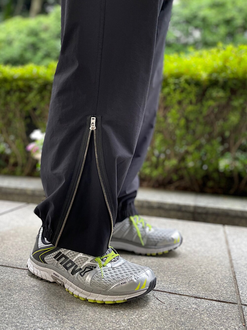 ブラック系のその他トップス、ブラック系のその他パンツ、グレー系のTシャツ/カットソーを着用したメンズの夏コーディネートの2枚目の写真